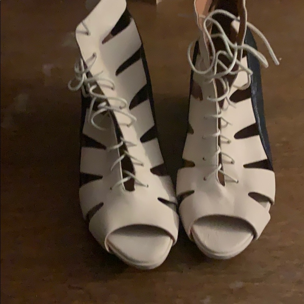 Summer laced shoes never been worn